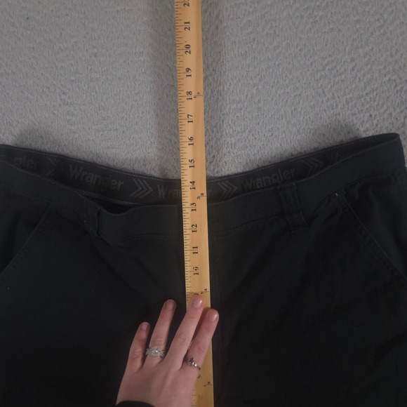 Wrangler Pants Men 40x30 Black Cargo Relaxed Fit Cotton Stretch Utility Workwear - Picture 4 of 8